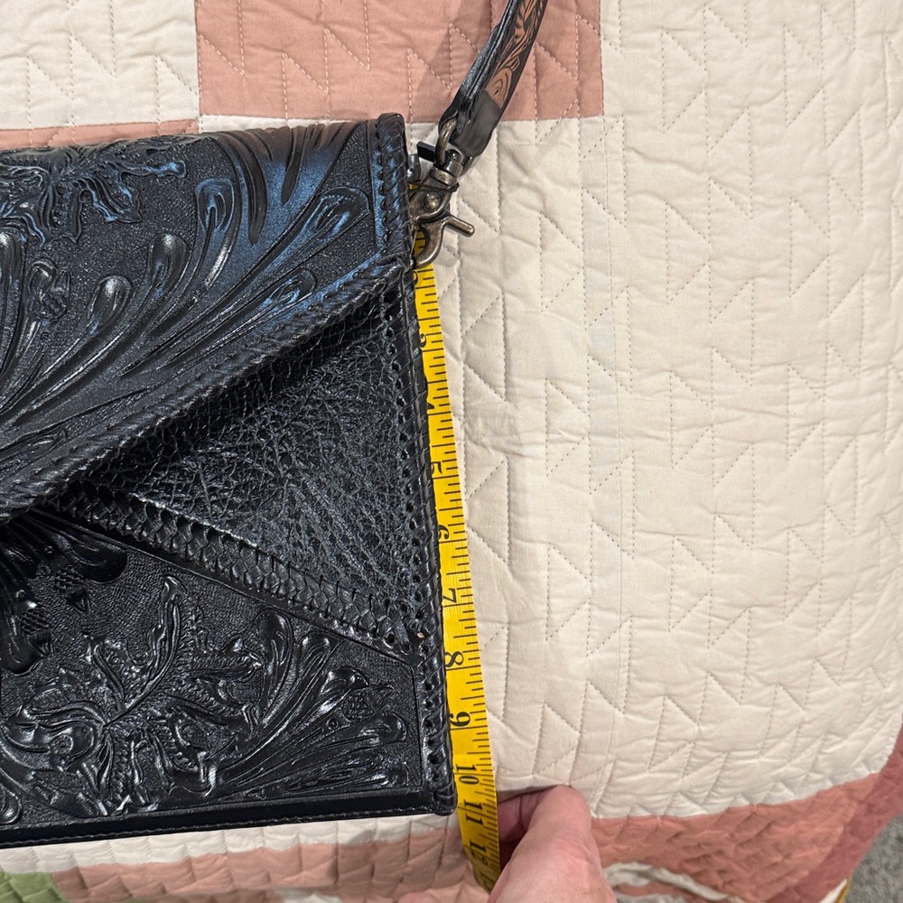 Elegant Black Embossed Leather bag - Picture 14 of 15